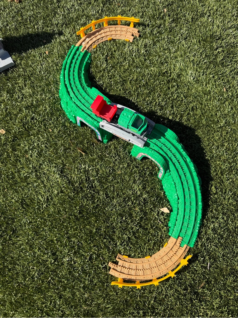 Vtg Fisher Price GeoTrax Green Mountain Tunnel Bridge Set with Track & Cars